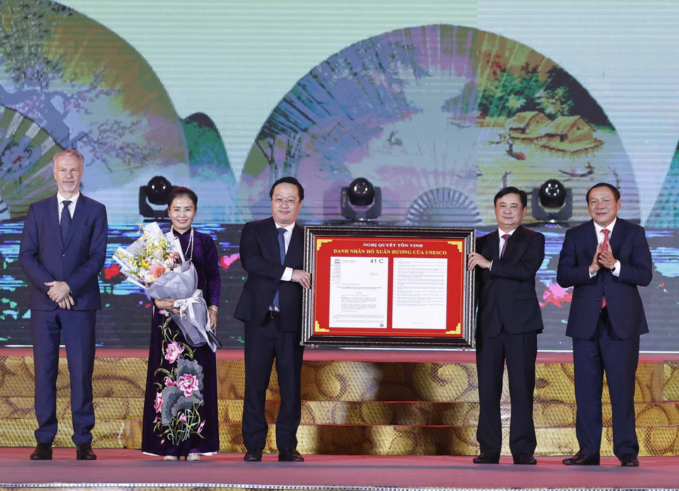 Trưởng đại diện UNESCO tại Việt Nam Christian Manhart trao Nghị quyết vinh danh Danh nhân Hồ Xuân Hương của UNESCO cho Việt Nam. (Ảnh: Thống Nhất/TTXVN)