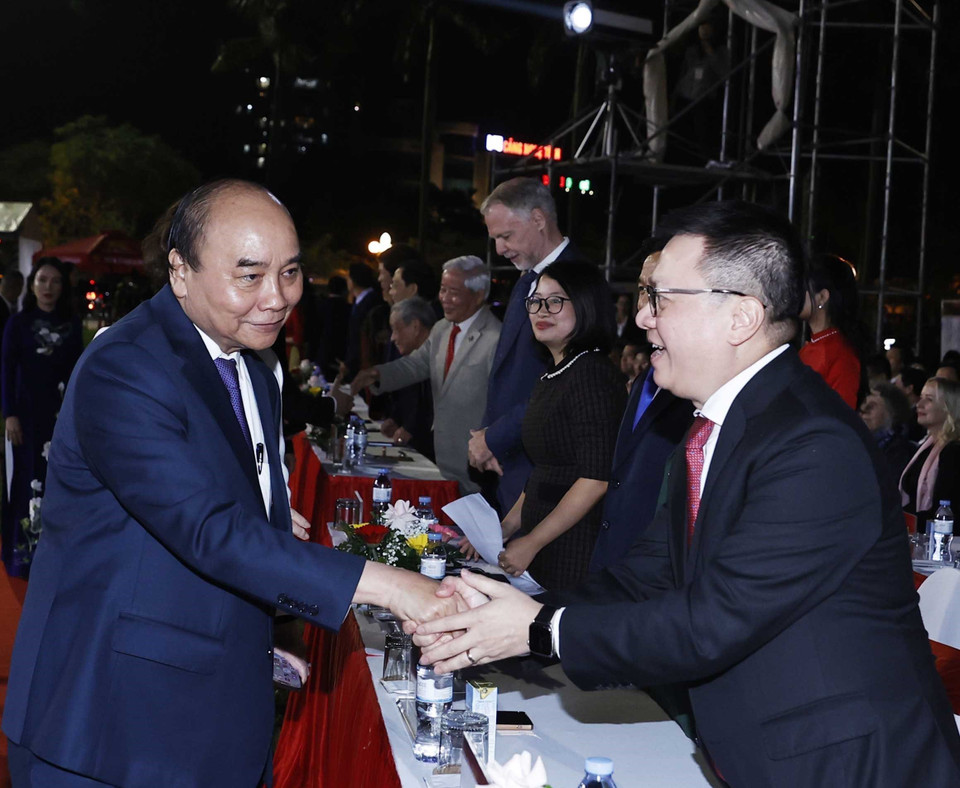 Chủ tịch nước Nguyễn Xuân Phúc và Ủy viên Trung ương Đảng, Tổng Biên tập Báo Nhân Dân, Phó Trưởng Ban Tuyên giáo Trung ương, Chủ tịch Hội Nhà báo Việt Nam Lê Quốc Minh tại buổi lễ.