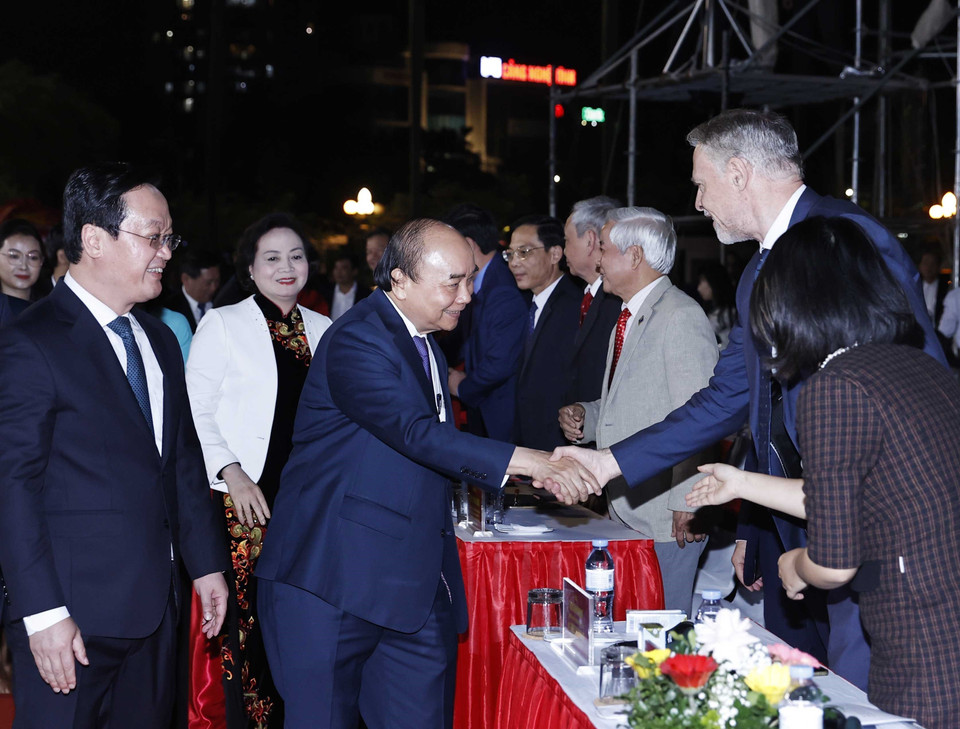 Chủ tịch nước Nguyễn Xuân Phúc và đại biểu dự buổi lễ. (Ảnh: Thống Nhất/TTXVN)