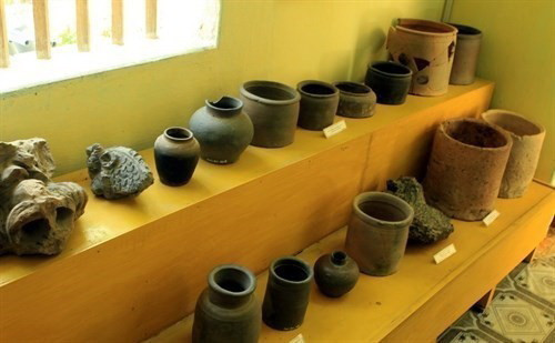 Những hiện vật cổ khai quật được từ dưới lòng đất Thành nhà Hồ. (Ảnh: Tiến Dũng/TTXVN)