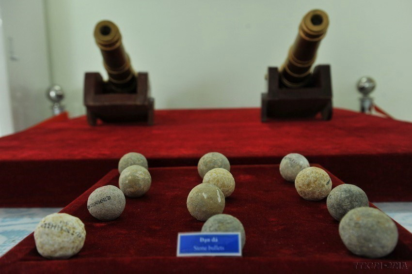 Hiện vật được tìm thấy khi khai quật thành nhà Hồ. (Ảnh: Minh Đức/TTXVN)