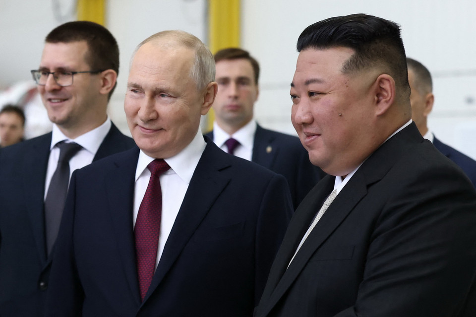 Tổng thống Nga Vladimir Putin (trái) và nhà lãnh đạo Triều Tiên Kim Jong-un (phải) trong cuộc gặp tại Sân bay vũ trụ Vostochny ở vùng Amur, Viễn Đông của Nga, ngày 13/9. (Ảnh: AFP/TTXVN)