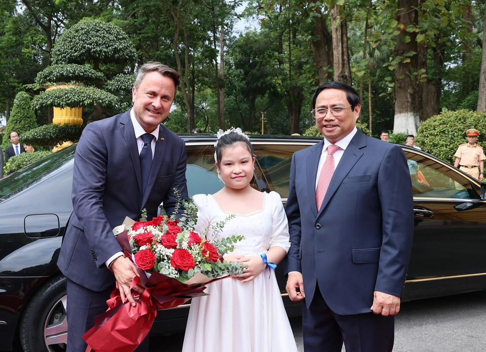 Thiếu nhi Thủ đô chào mừng Thủ tướng Đại Công quốc Luxembourg Xavier Bettel thăm chính thức Việt Nam. (Ảnh: Dương Giang/TTXVN)