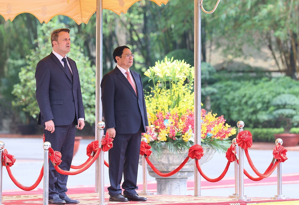  Thủ tướng Phạm Minh Chính và Thủ tướng Đại Công quốc Luxembourg Xavier Bettel nghe quân nhạc cử Quốc thiều hai nước. (Ảnh: Dương Giang/TTXVN)