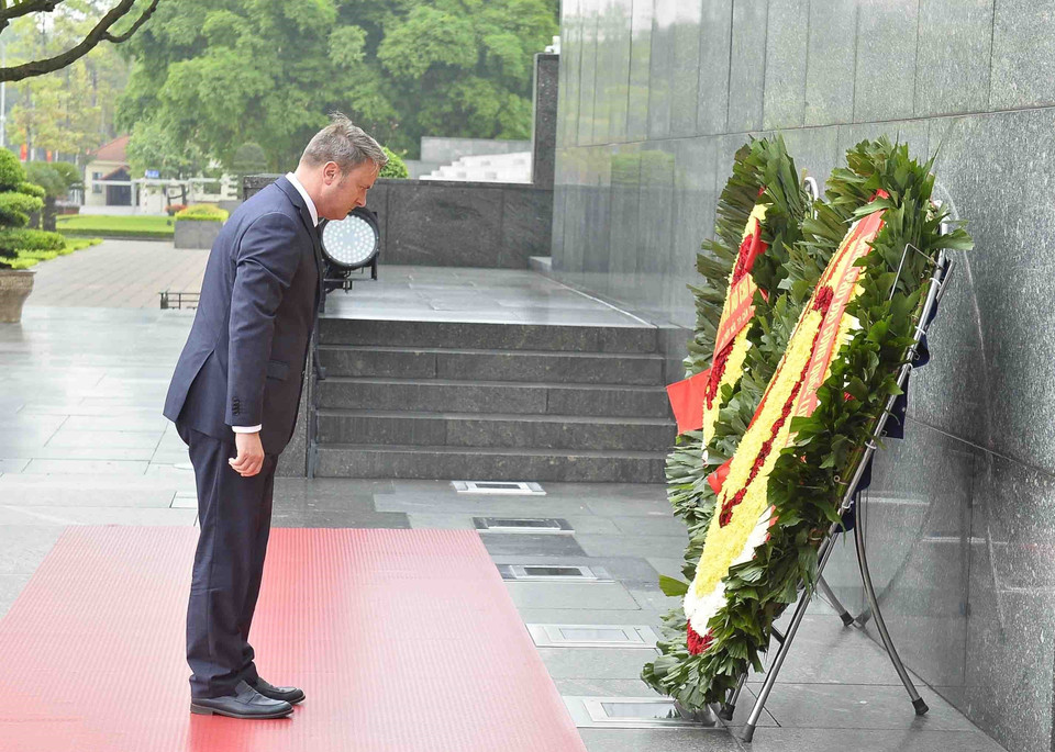 Thủ tướng Đại Công quốc Luxembourg Xavier Bettel đặt vòng hoa tưởng niệm Chủ tịch Hồ Chí Minh. (Ảnh: Minh Đức/TTXVN)