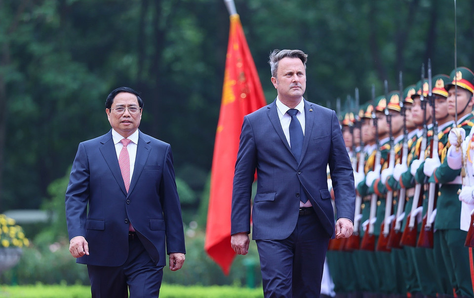 Thủ tướng Phạm Minh Chính và Thủ tướng Đại Công quốc Luxembourg Xavier Bettel duyệt Đội danh dự Quân đội nhân dân Việt Nam. (Ảnh: Dương Giang/TTXVN)