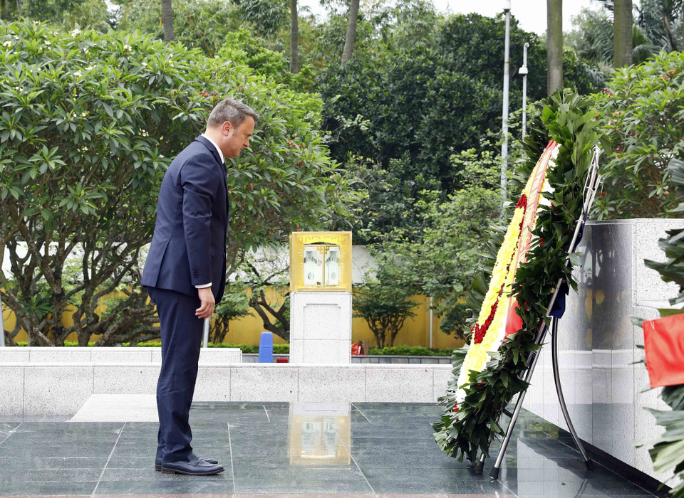 Thủ tướng Đại Công quốc Luxembourg Xavier Bettel tưởng niệm các Anh hùng liệt sỹ. (Ảnh: An Đăng/TTXVN)