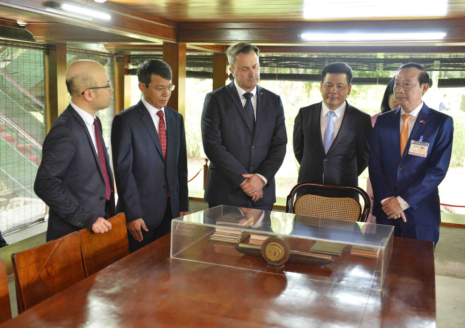 Thủ tướng Đại Công quốc Luxembourg Xavier Bettel tham quan Nhà sàn Bác Hồ trong Khu Di tích Chủ tịch Hồ Chí Minh. (Ảnh: Minh Đức/TTXVN)