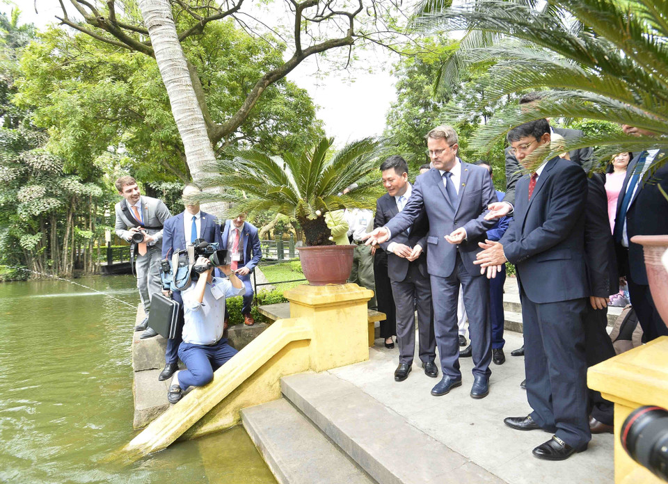 Thủ tướng Đại Công quốc Luxembourg Xavier Bettel tham quan ao cá Bác Hồ trong Khu Di tích Chủ tịch Hồ Chí Minh. (Ảnh: Minh Đức/TTXVN)