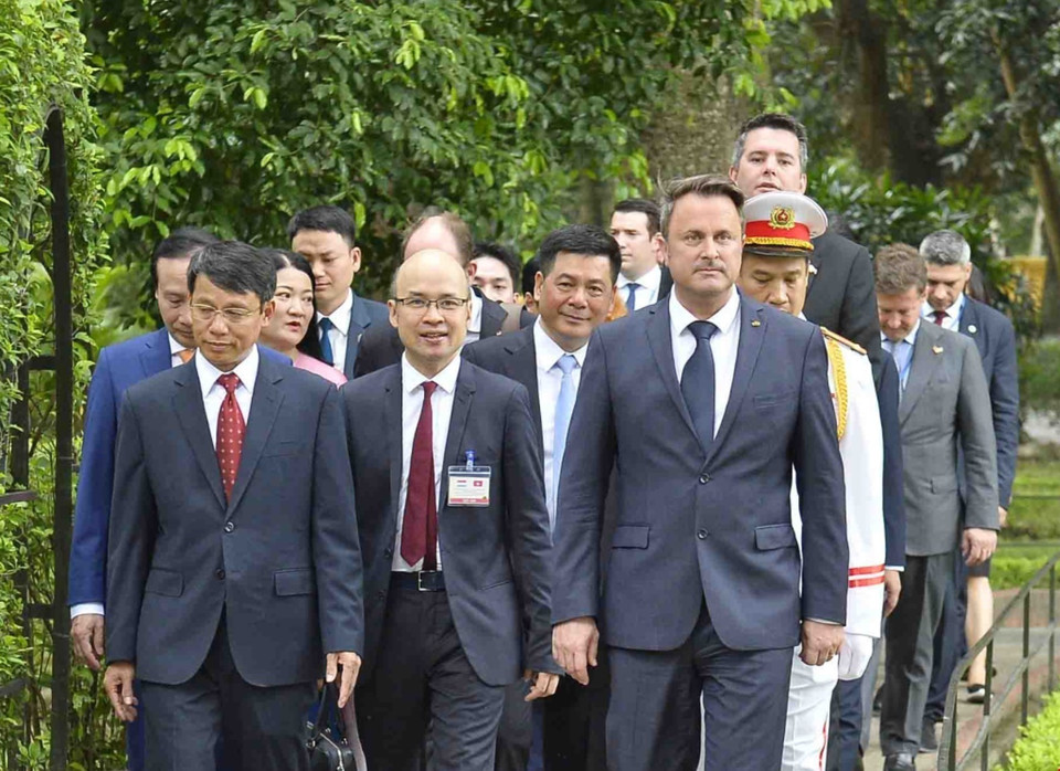 Thủ tướng Đại Công quốc Luxembourg Xavier Bettel và các đại biểu tham quan Khu Di tích Chủ tịch Hồ Chí Minh. (Ảnh: Minh Đức/TTXVN)