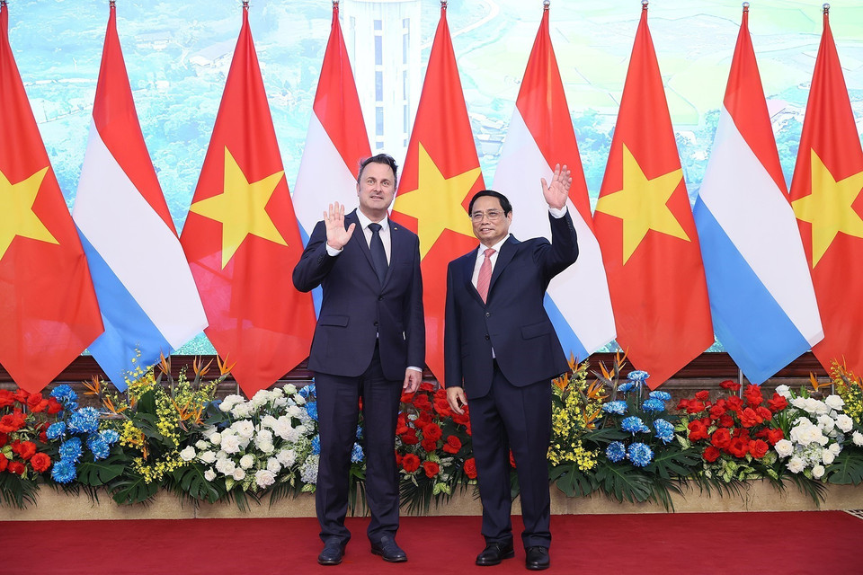 Thủ tướng Phạm Minh Chính và Thủ tướng Đại Công quốc Luxembourg Xavier Bettel chụp ảnh chung. (Ảnh: Dương Giang/TTXVN)