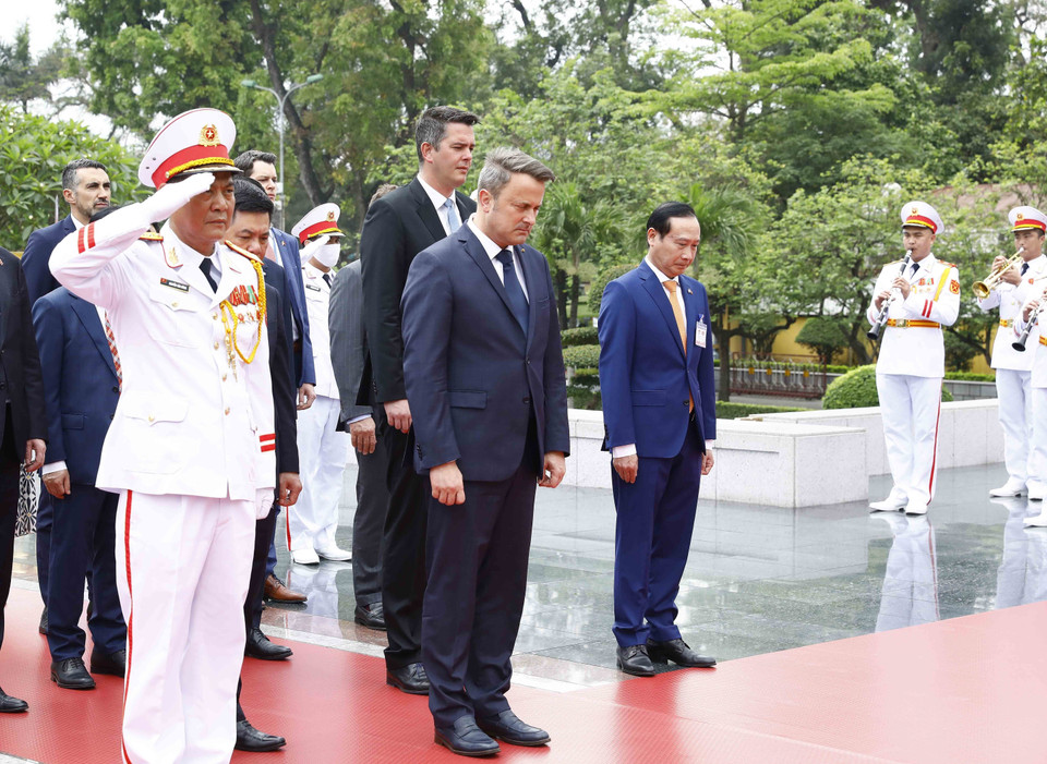 Thủ tướng Đại Công quốc Luxembourg Xavier Bettel tưởng niệm các Anh hùng liệt sỹ. (Ảnh: An Đăng/TTXVN)
