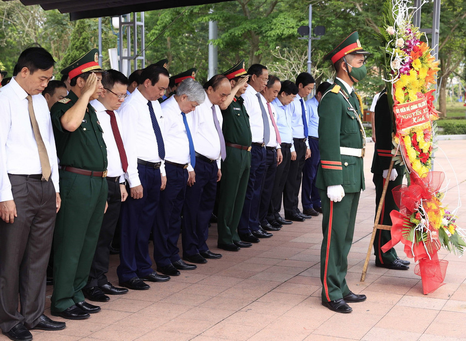 Chủ tịch nước Nguyễn Xuân Phúc dâng hương và dâng hoa tưởng niệm các Anh hùng liệt sỹ tại Thành cổ Quảng Trị. (Ảnh: Thống Nhất/TTXVN)