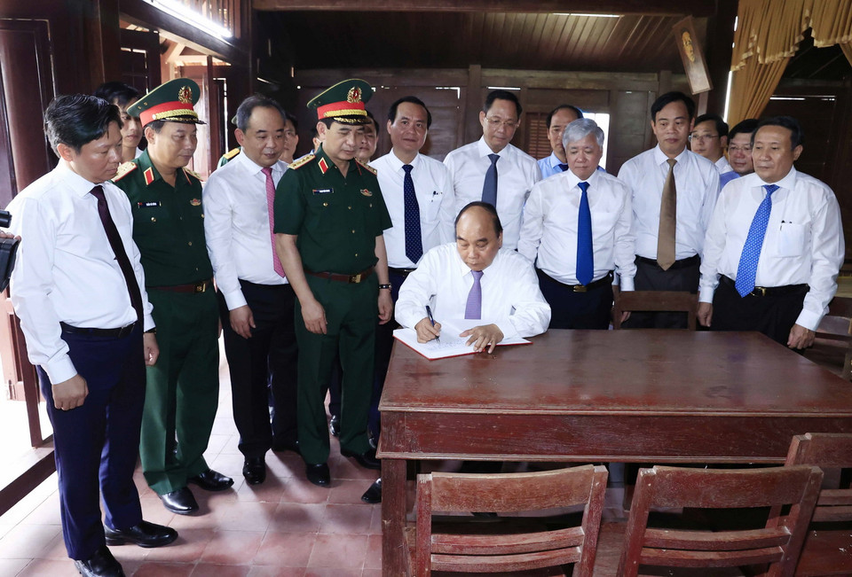 Chủ tịch nước Nguyễn Xuân Phúc viết lưu bút tại Khu lưu niệm Tổng Bí thư Lê Duẩn. (Ảnh: Thống Nhất/TTXVN)