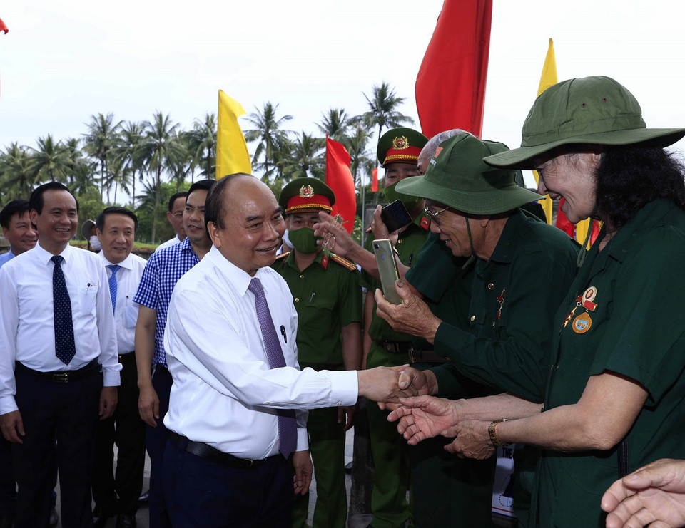 Chủ tịch nước Nguyễn Xuân Phúc và các cựu chiến binh đến dâng hương, dâng hoa tưởng niệm các Anh hùng liệt sỹ tại Thành cổ Quảng trị. (Ảnh: Thống Nhất/TTXVN)