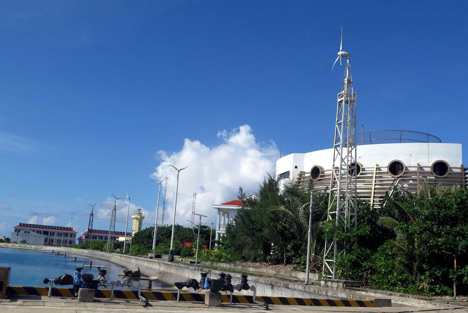  Hệ thống điện gió, năng lượng Mặt Trời được đầu tư đồng bộ, giúp người dân, cán bộ, chiến sỹ có điện sinh hoạt hằng ngày. (Ảnh: Quân Trang/TTXVN)