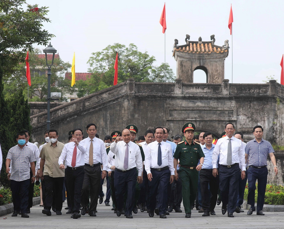 Chủ tịch nước Nguyễn Xuân Phúc tham quan Thành cổ Quảng Trị. (Ảnh: Thống Nhất/TTXVN)