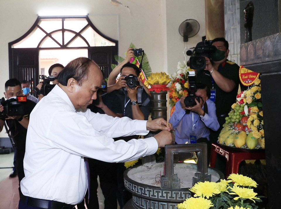 Sáng 29/4, Chủ tịch nước dâng hương tưởng niệm Tổng Bí thư Lê Duẩn. (Ảnh: Thống Nhất/TTXVN)