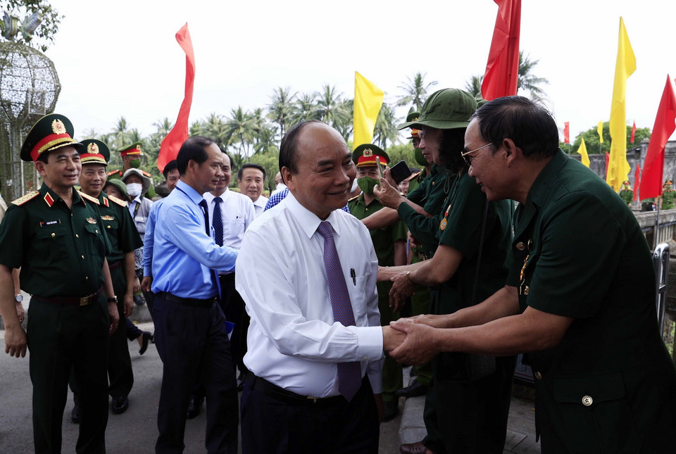 Chủ tịch nước cùng các cựu chiến binh tại Thành cổ Quảng trị. (Ảnh: Thống Nhất/TTXVN)