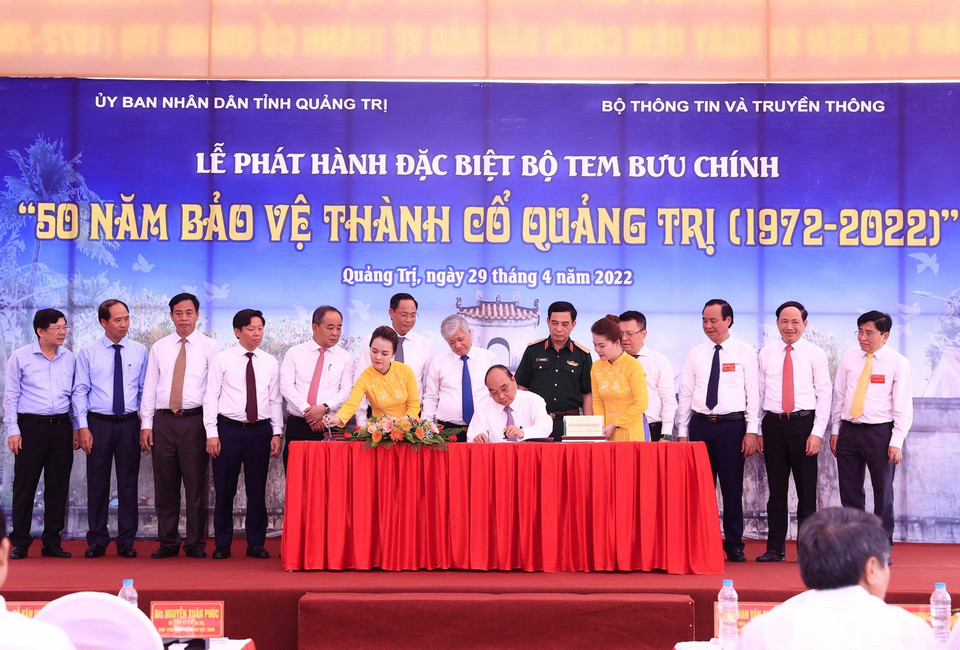 Chủ tịch nước ký phát hành đặc biệt bộ Tem bưu chính “50 năm bảo vệ Thành cổ Quảng Trị.” (Ảnh: Thống Nhất/TTXVN)