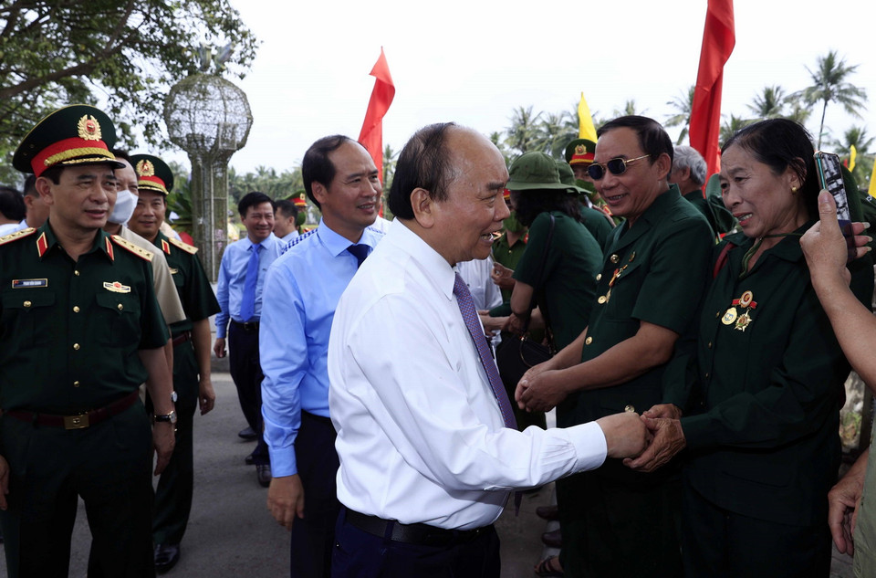 Chủ tịch nước Nguyễn Xuân Phúc với các cựu chiến binh đến dâng hương tưởng niệm các Anh hùng liệt sỹ tại Thành cổ Quảng trị. (Ảnh: Thống Nhất/TTXVN)