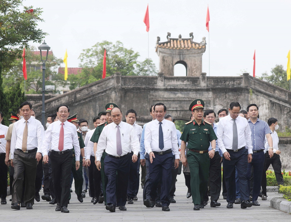 Sáng 29/4, Chủ tịch nước Nguyễn Xuân Phúc tham quan Thành cổ Quảng Trị. (Ảnh: Thống Nhất/TTXVN)