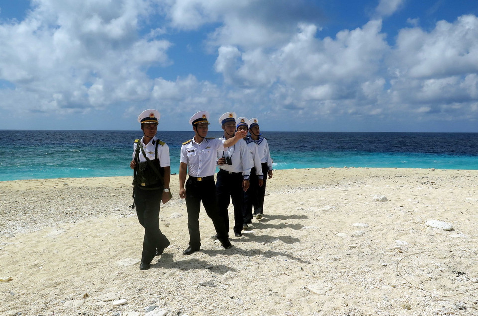  Cán bộ, chiến sỹ tuần tra trên đảo An Bang. (Ảnh: Quân Trang/TTXVN)