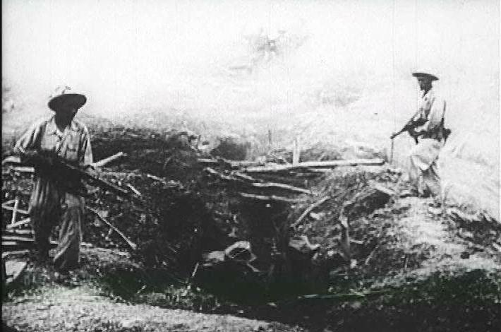  Bộ đội ta bắt sống tù binh Pháp khi tấn công vào cứ điểm địch ở Điện Biên Phủ. (Ảnh: Tư liệu/TTXVN phát)