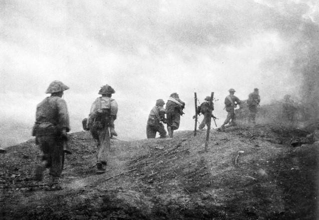  Các chiến sỹ xung kích tấn công địch trên khu đồi C thuộc cụm cao điểm phía Đông của Tập đoàn cứ điểm, trong đợt 2 của chiến dịch Điện Biên Phủ (từ 30/3-30/4/1954). (Ảnh: Tư liệu/TTXVN phát)