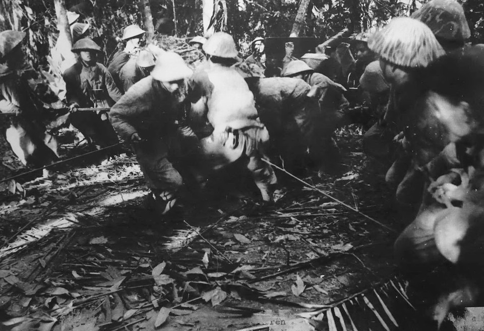  Những khẩu đại bác 105 ly nặng trên 2 tấn được kéo qua đèo dốc gập ghềnh đến vị trí chờ ngày nổ súng. (Ảnh: Tư liệu/TTXVN phát)