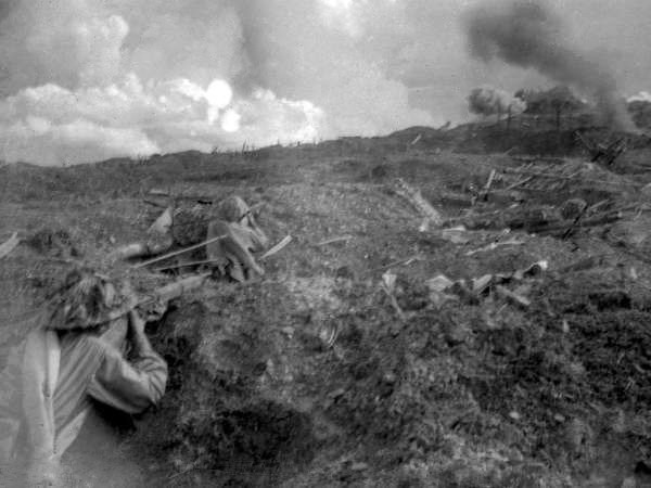 Bộ đội ta tấn công cứ điểm đồi C4 của địch. (Ảnh: Tư liệu/TTXVN phát)