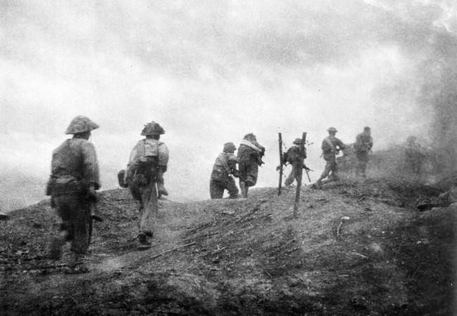  Các chiến sỹ xung kích tấn công địch trên khu đồi C thuộc cụm cao điểm phía Đông của Tập đoàn cứ điểm, trong đợt 2 của chiến dịch Điện Biên Phủ (từ 30/3-30/4/1954). (Ảnh: Tư liệu/TTXVN phát)