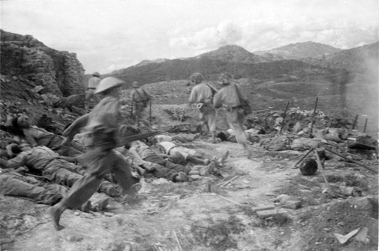  Các đơn vị xung kích của ta tấn công, tiêu diệt địch trên đồi A1 - cứ điểm quan trọng nhất của toàn bộ khu phòng ngự phía Đông của địch, tấm lá chắn cuối cùng bảo vệ khu Trung tâm Tập đoàn cứ điểm. Chiến thắng của quân ta trên đồi A1 đã trở thành một trong những chiến công huyền thoại đi vào lịch sử vẻ vang của QĐND Việt Nam. (Ảnh: Tư liệu/TTXVN)