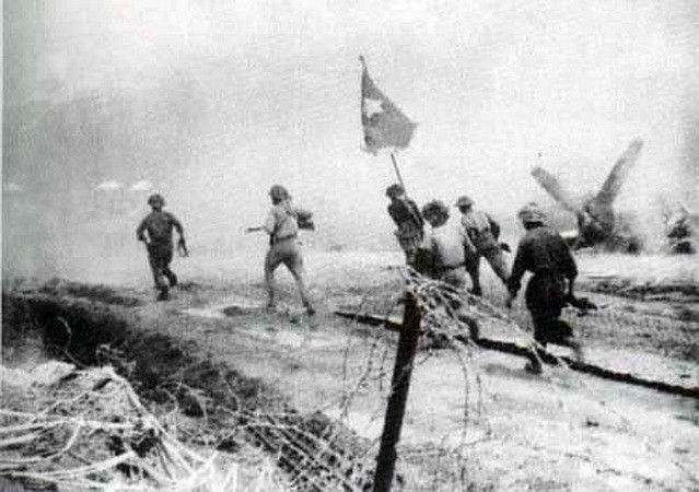  Bộ đội ta vượt qua cầu Mường Thanh, tấn công vào sào huyệt cuối cùng của Tập đoàn cứ điểm Điện Biên Phủ. (Ảnh: Tư liệu/TTXVN phát)