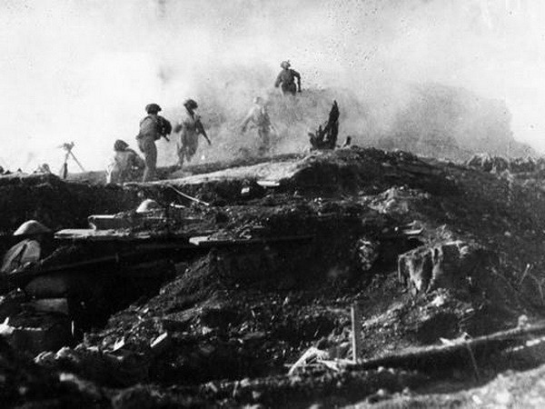  Bộ đội ta tấn công các vị trí xung yếu của địch trên đồi A1. (Ảnh: Tư liệu/TTXVN)