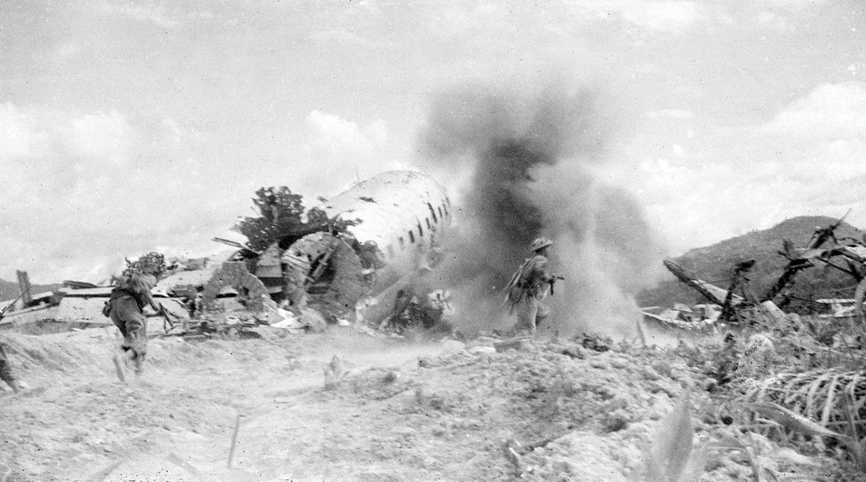  Các đơn vị xung kích của ta tấn công sân bay Mường Thanh và làm chủ sân bay từ chiều 22/4, cắt đứt đường tiếp tế cho Tập đoàn cứ điểm Điện Biên Phủ. (Ảnh: Tư liệu/TTXVN)