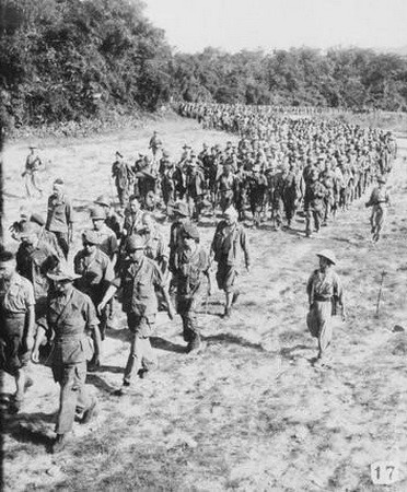  Tù binh Pháp ở Điện Biên Phủ được áp giải về tuyến sau. Kết thúc chiến dịch Điện BIên Phủ, quân và dân ta đã loại khỏi vòng chiến đấu 16.200 quân địch, thu toàn bộ vũ khí, trang bị quân sự, bắn rơi nhiều máy bay; xóa sổ hoàn toàn tập đoàn cứ điểm quân sự mạnh nhất Đông Dương của quân đội Pháp. (Ảnh: Tư liệu TTXVN)