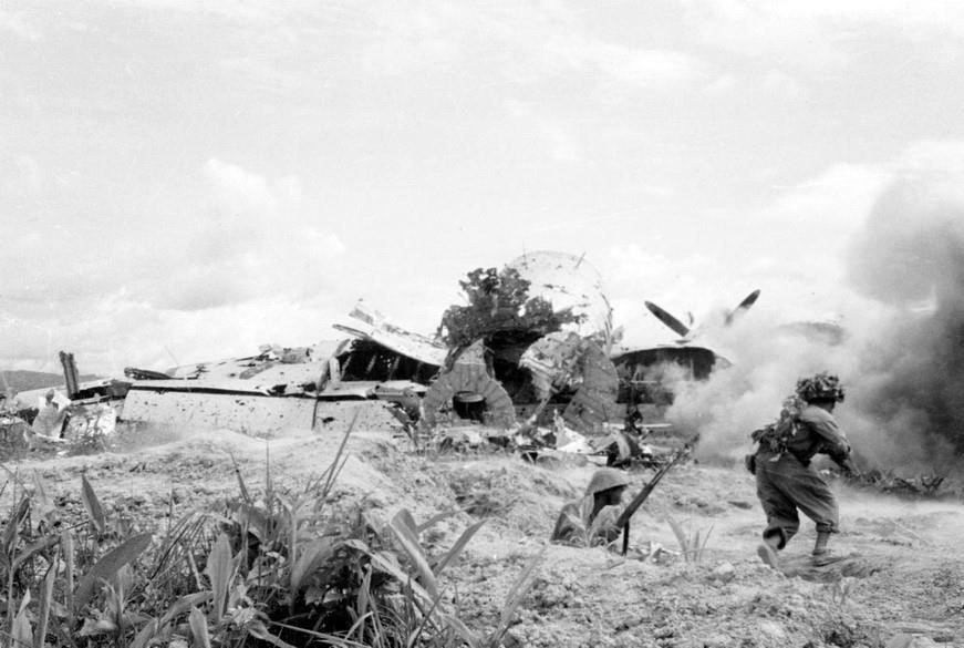  Các đơn vị xung kích của ta tấn công sân bay Mường Thanh và làm chủ sân bay từ chiều 22/4, cắt đứt đường tiếp tế cho Tập đoàn cứ điểm Điện Biên Phủ. (Ảnh: Tư liệu/TTXVN)