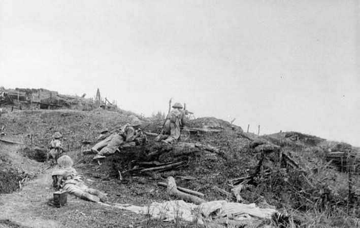  Các chiến sỹ xung kích của ta lợi dụng địa hình, địa vật tiến sát vào các vị trí của địch trên đồi Him Lam để tấn công và tiêu diệt cứ điểm thuộc tuyến phòng thủ phía Bắc này của địch, ngay trong ngày mở đầu chiến dịch 13/3/1954. (Ảnh: Tư liệu/TTXVN phát)