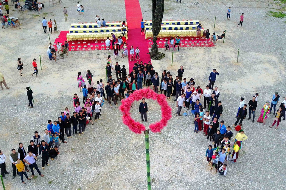 Cuộc thi ném còn tại Chợ tình Khau Vai. (Ảnh: Thành Đạt/TTXVN)