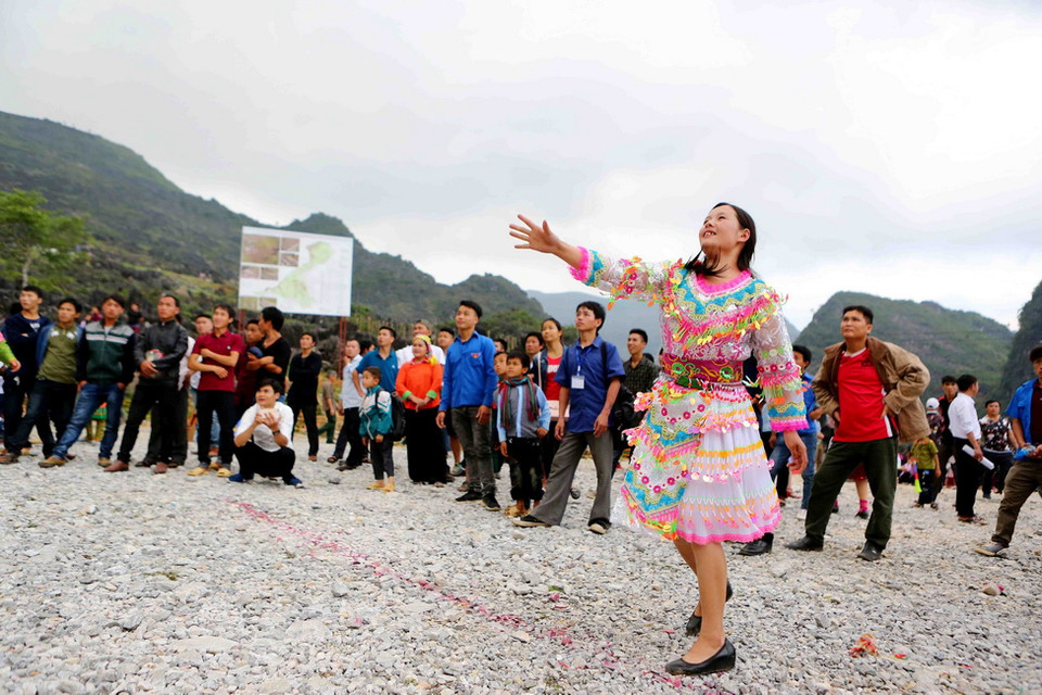 Cuộc thi ném còn tại Chợ tình Khau Vai. (Ảnh: Thành Đạt/TTXVN)