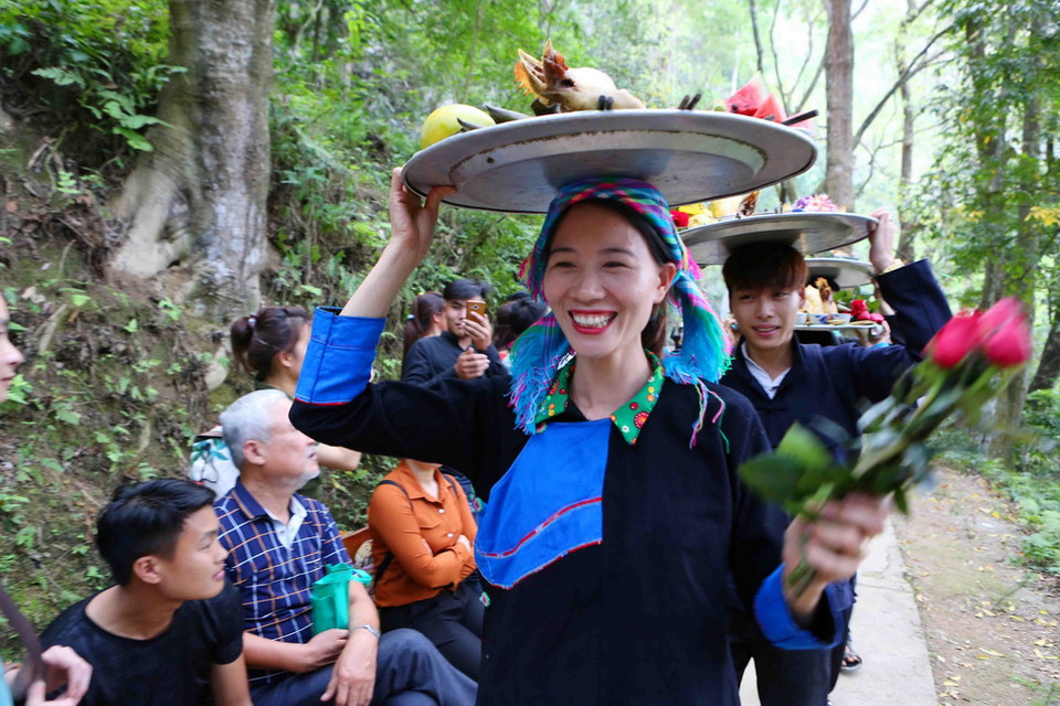 Các nghi lễ dâng hương Miếu Ông, Miếu Bà tại Chợ tình Khau Vai. (Ảnh: Thành Đạt/TTXVN)