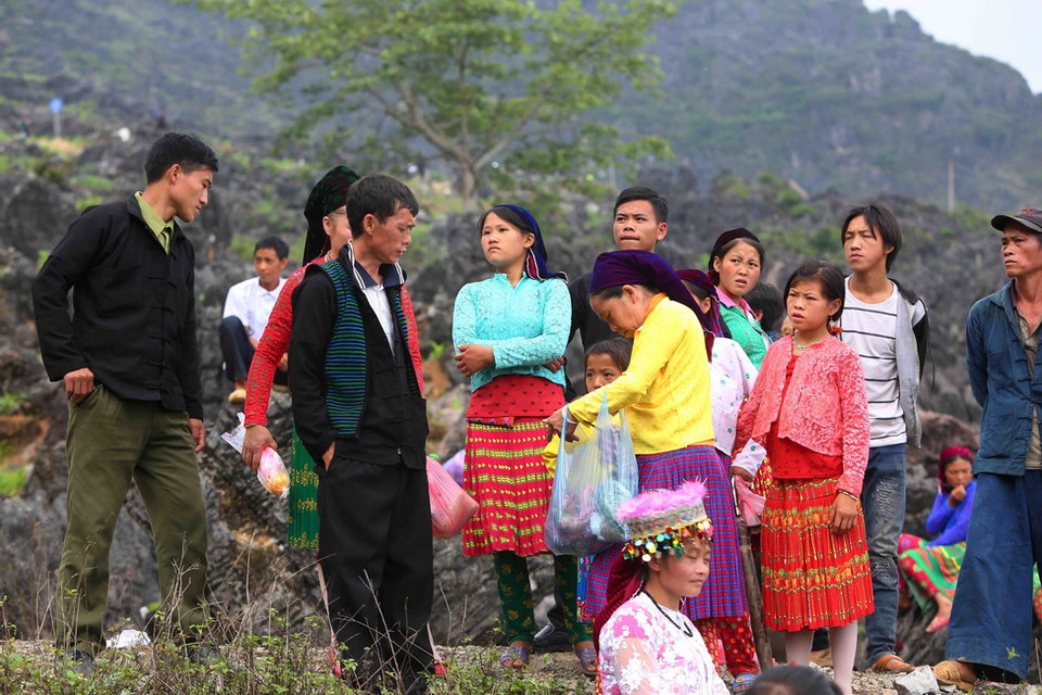 Người dân tộc H'Mông trao đổi hàng hóa tại Chợ tình Khau Vai. (Ảnh: Thành Đạt/TTXVN)