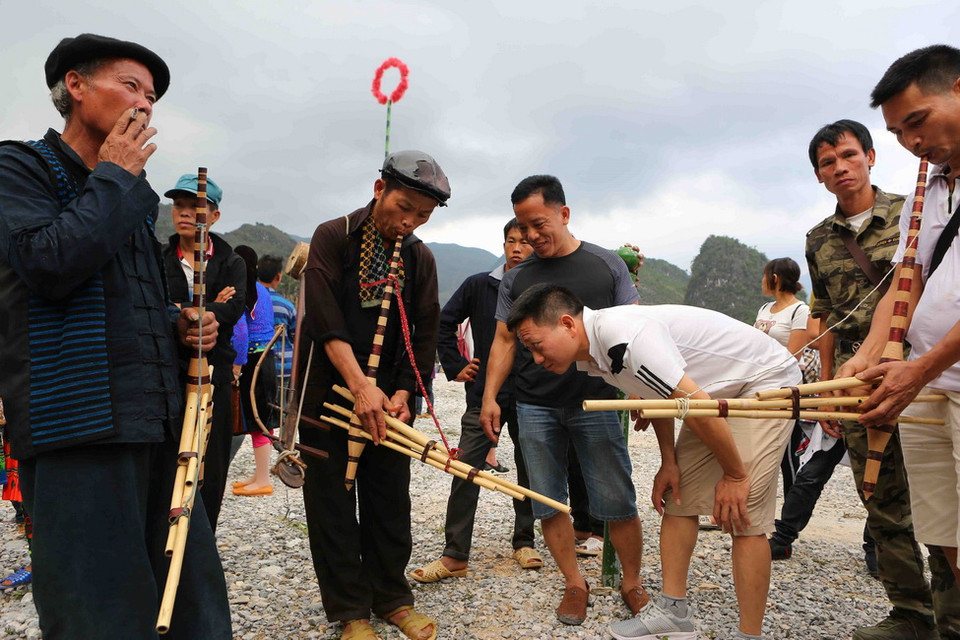 Múa khèn tại Chợ tình Khau Vai. (Ảnh: Thành Đạt/TTXVN)