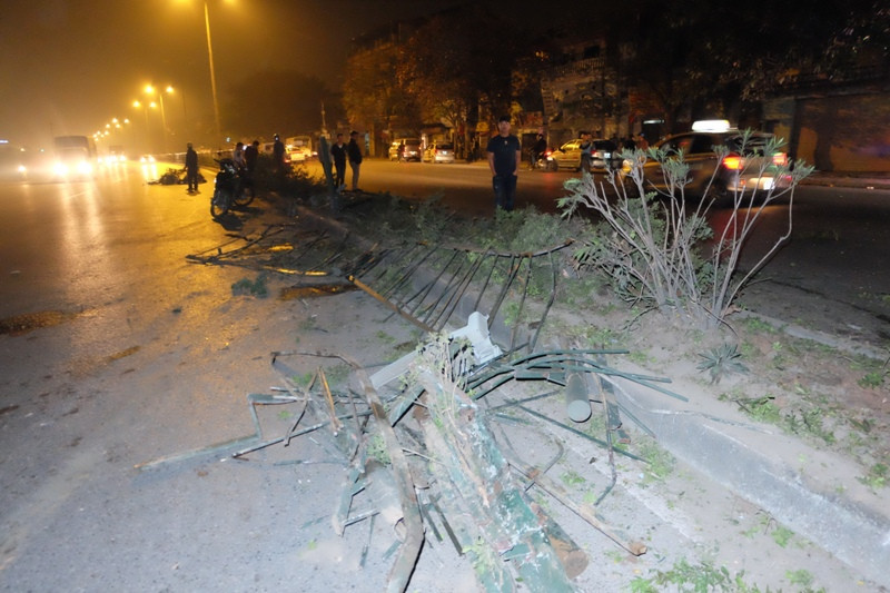 Khoảng 50m dải phân cách bị húc bay. (Ảnh: CTV/Vietnam+)