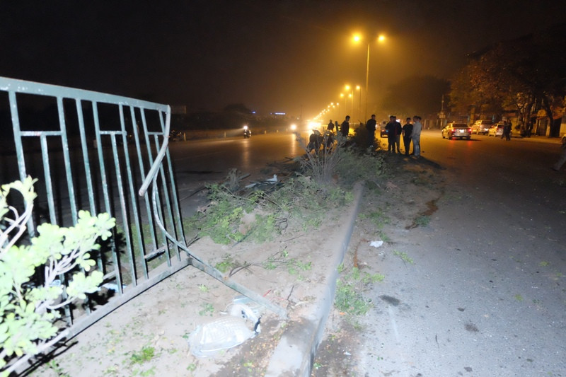 Những người dân hiếu kỳ vây quanh hiện trường vụ tai nạn. (Ảnh: CTV/Vietnam+)