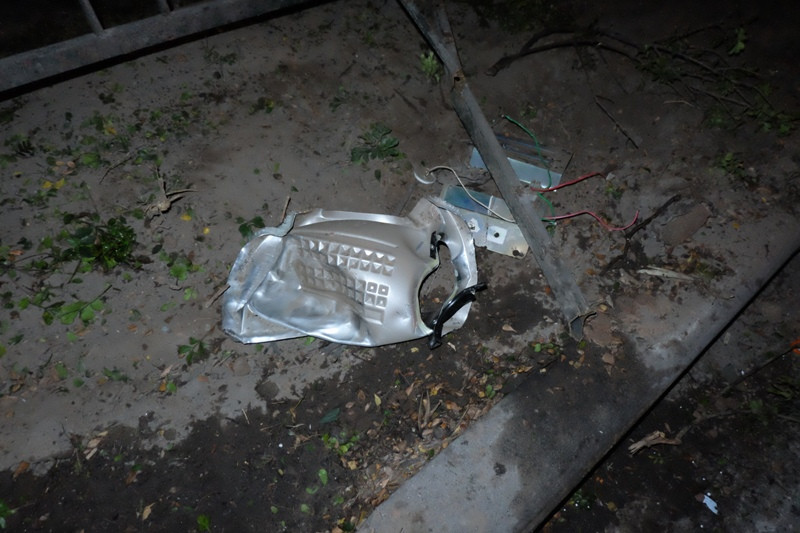 Mảnh vỡ văng ra từ xe containter. (Ảnh: CTV/Vietnam+)