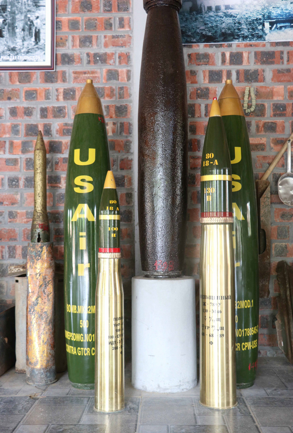 Nhiều vỏ bom đạn được trưng bày trong "Nhà bom.” (Ảnh: Nguyên Lý/TTXVN)