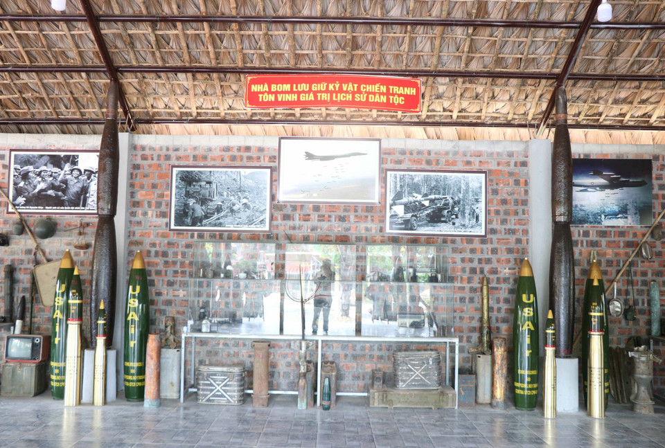 Từ đầu năm 2023 đến nay, ông Trần Công Chức, 54 tuổi, trú tại xã Vĩnh Sơn, huyện Vĩnh Linh (Quảng Trị) tiến hành xây dựng một ngôi nhà độc đáo từ việc sử dụng hàng trăm vỏ bom đạn để làm nhiều hạng mục. (Ảnh: Nguyên Lý/TTXVN)