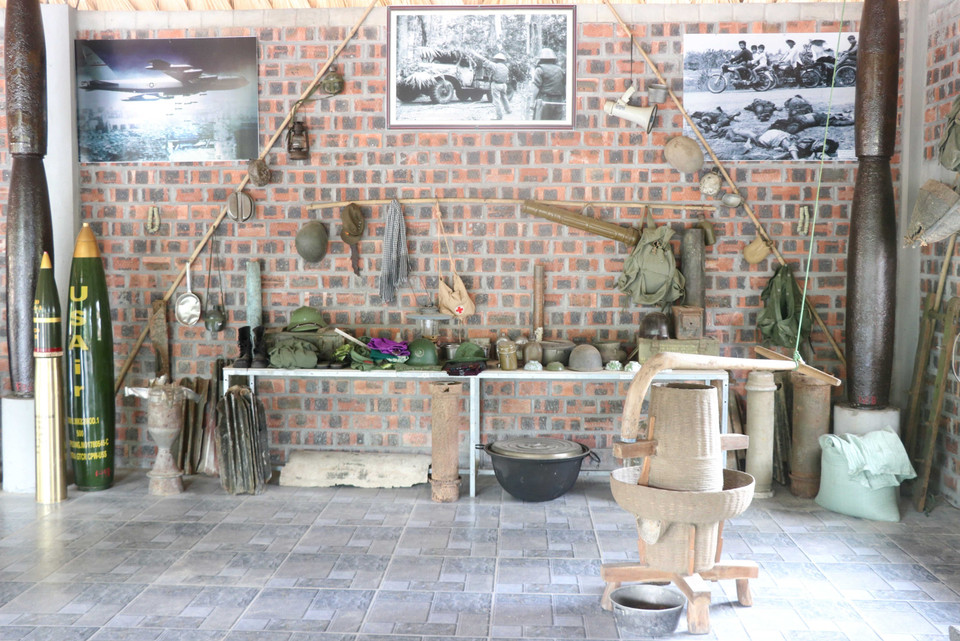 Những kỷ vật được trưng bày trong "Nhà bom” lưu giữ kỷ vật chiến tranh ở xã Linh Trường, huyện Gio Linh, tỉnh Quảng Trị. (Ảnh: Nguyên Lý/TTXVN)